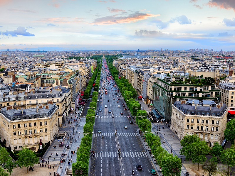 Champs-Élysées 4 - Top Facts