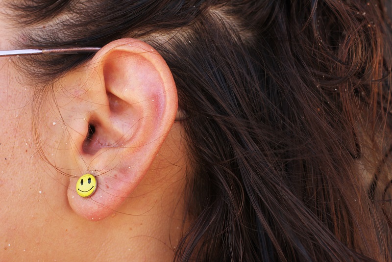 smile-earring-on-the-ear-of-a-woman