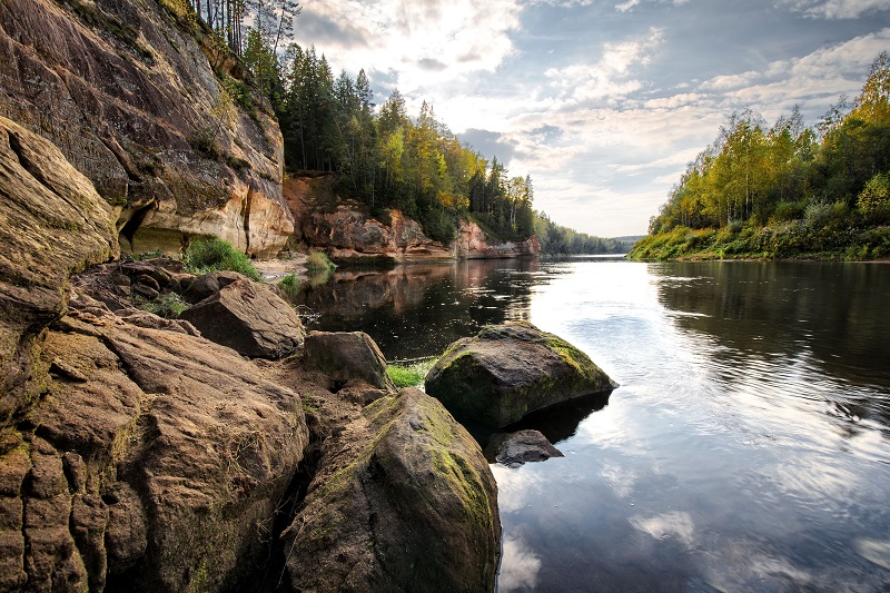 latvia-river-gauja-near-the-eagle-cliff